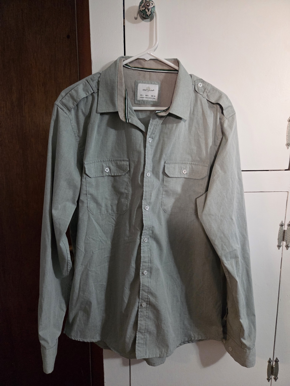 Men's Casual Light Gray Button-Down Shirt with Chest Pockets